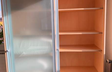 Schiebetürschrank_Glasfront_Ahorn_Multiplex_Innenansicht