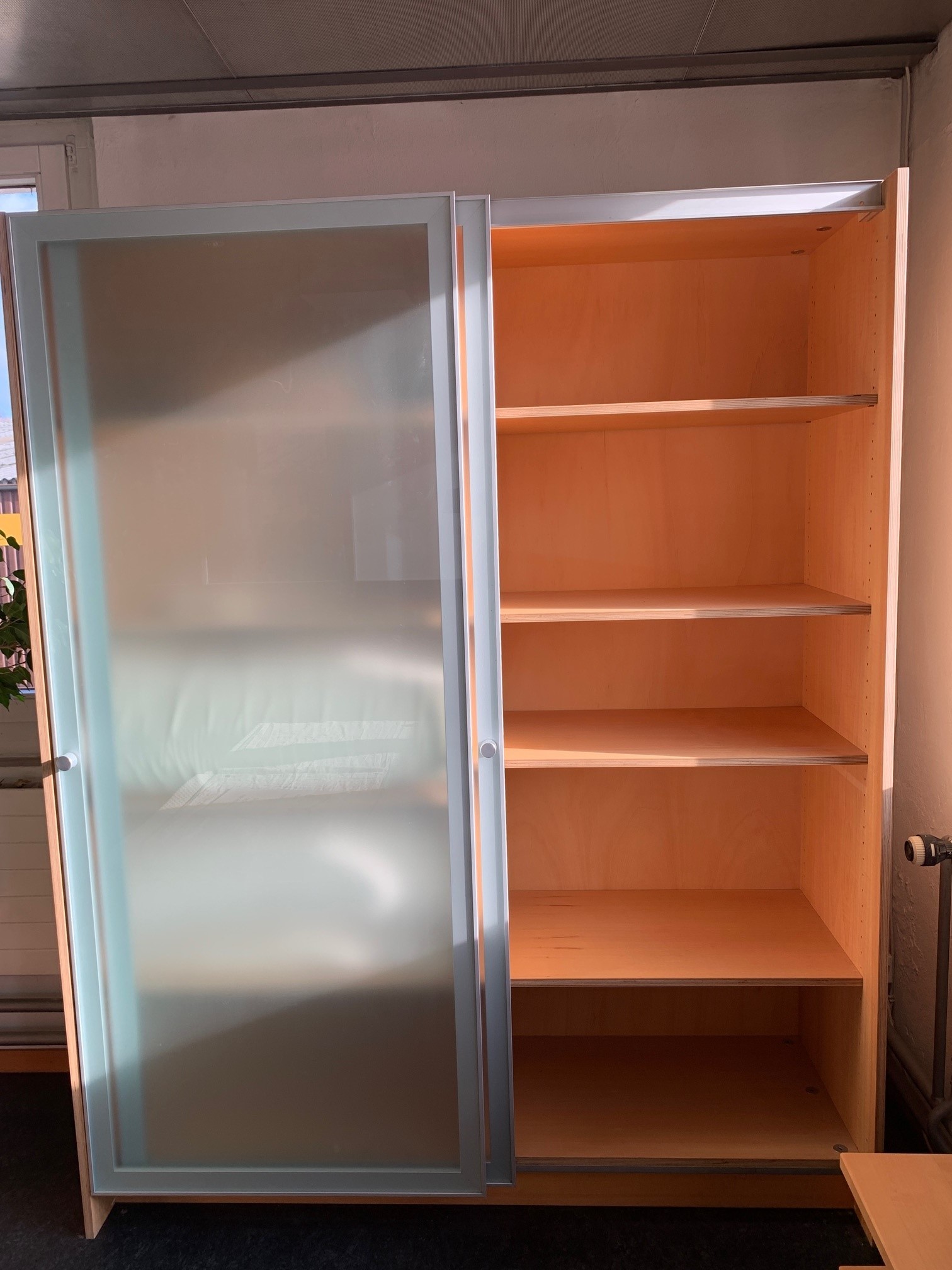 Schiebetürschrank_Glasfront_Ahorn_Multiplex_Innenansicht