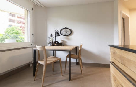 holzx-tisch-stühle-eiche-rustikal-küssnacht