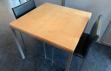 Tisch mit Stühlen