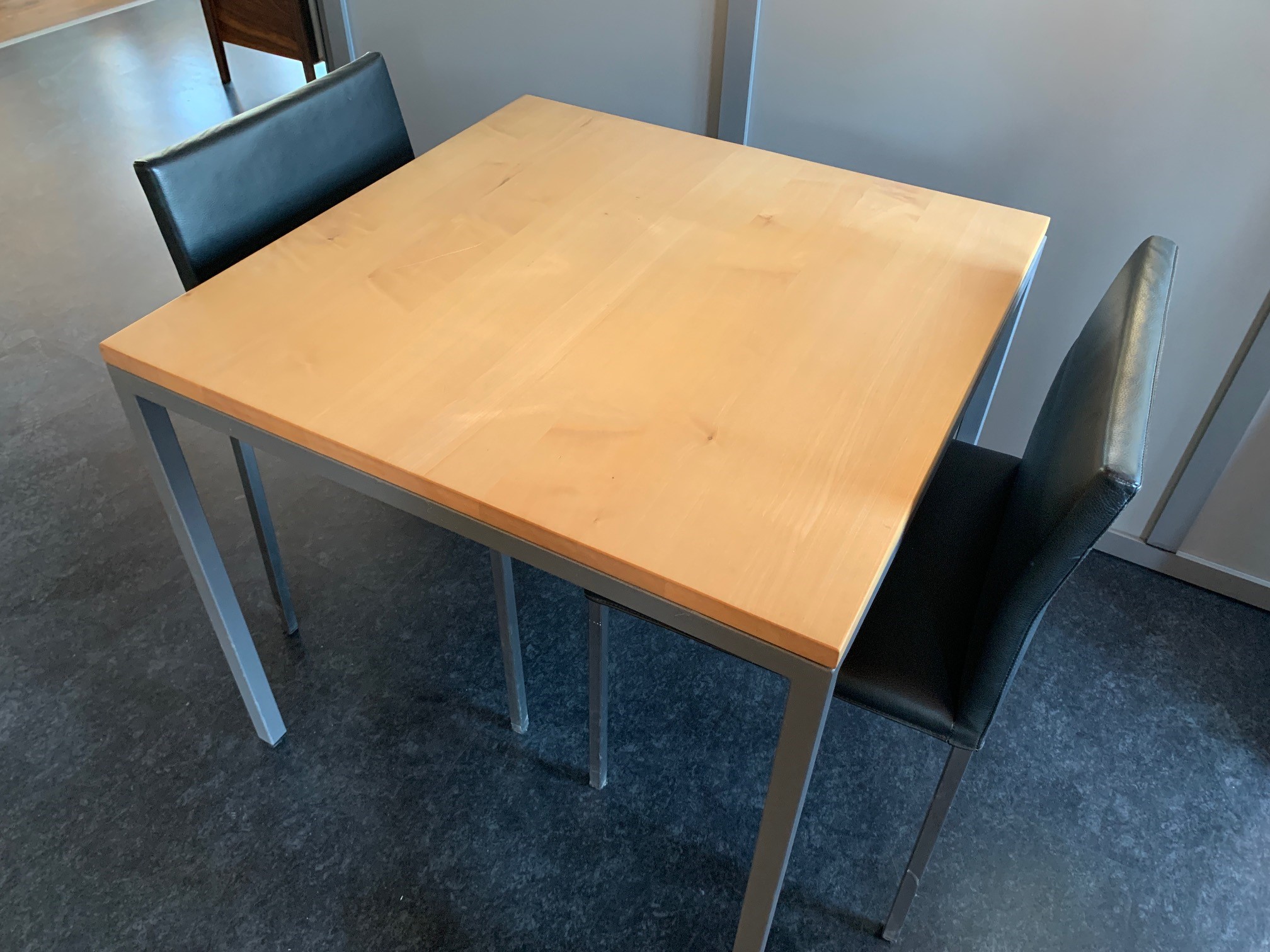 Tisch mit Stühlen