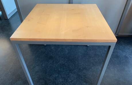 Tisch quadratisch ohne Stühle